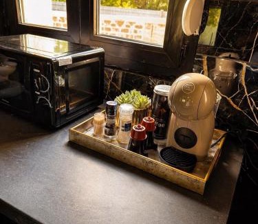 Triel-sur-Seine Apartment | Obsidian Suite Love Room