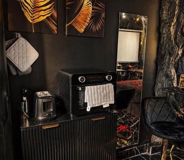 Triel-sur-Seine Apartment | Obsidian Suite Love Room