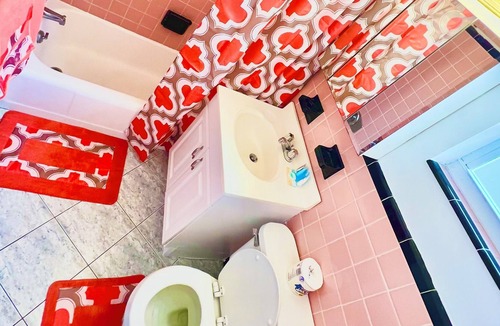 Hollywood Cabin | ocean and boardwalk retreat