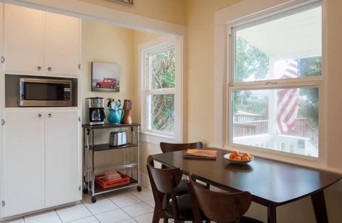 Ocean Beach Cottage | Ocean Beach Sunset Cottage - Steps to Shoreline