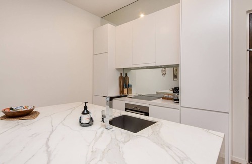 Dromana Apartment | Ocean Blue Views in Central Dromana