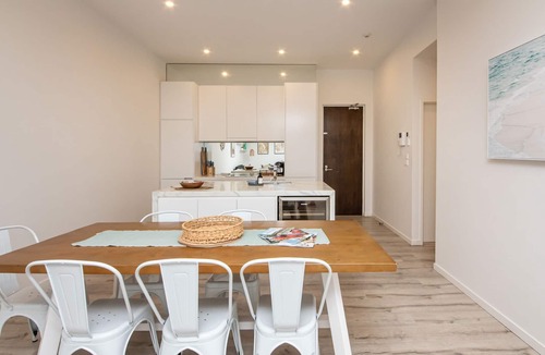 Dromana Apartment | Ocean Blue Views in Central Dromana