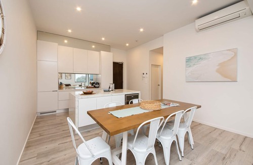 Dromana Apartment | Ocean Blue Views in Central Dromana