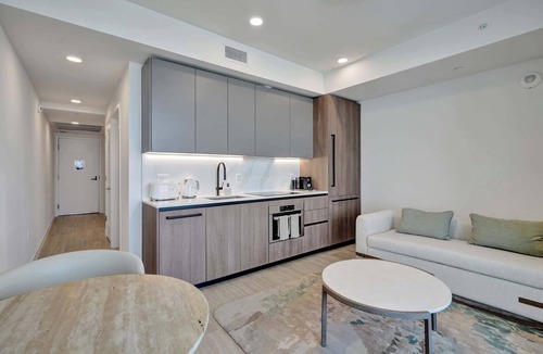 North Beach Condo | Ocean Breeze 1BR | Balcony, Pool & Gym in 72 Park