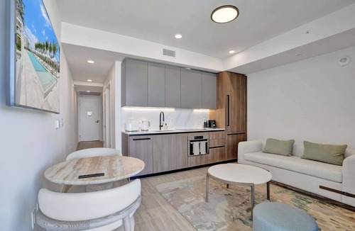 North Beach Condo | Ocean Breeze 1BR | Balcony, Pool & Gym in 72 Park