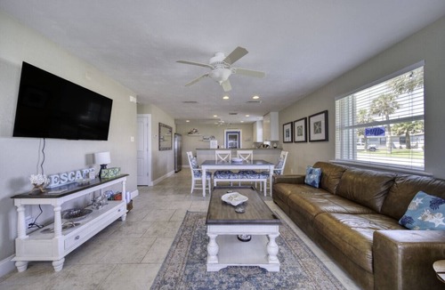 O'byrne House | Ocean Breeze Beach Bungalow