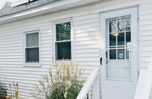 Hampton Cottage | Ocean Breeze -Dog Friendly Cottage Steps 2 Beach Sleeps 4 - 100 yards to Beach!