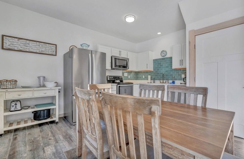 Owls Head House | Ocean Breeze West Wind – Updated 2BR/2BA home steps from Crescent Beach