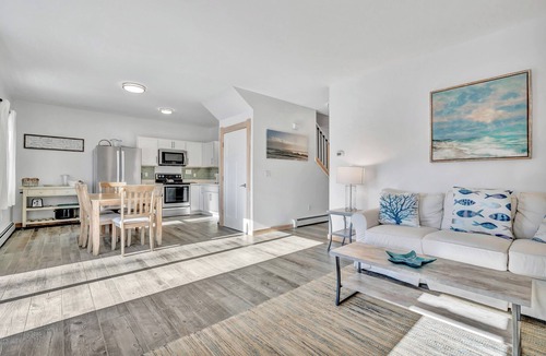 Owls Head House | Ocean Breeze West Wind – Updated 2BR/2BA home steps from Crescent Beach