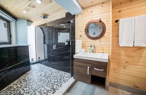 Long Beach Estates Apartment | Ocean Depth Room at Barnacle Resort
