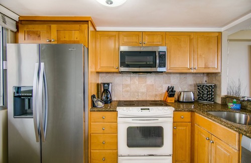 Diamond Head - Kapahulu - St. Louis Condo | Ocean Front Balcony, 2 Bedrooms, Full Kitchen