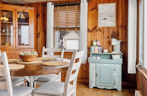 Niantic House | Ocean Front Cozy Cottage