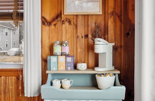 Niantic House | Ocean Front Cozy Cottage