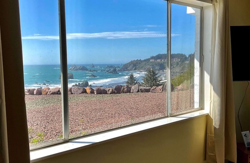 Brookings Apartment | Ocean Front Enchanting Sunsets from Wild Blue 2