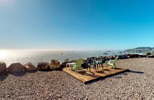 Brookings Apartment | Ocean Front Enchanting Sunsets from Wild Blue 2