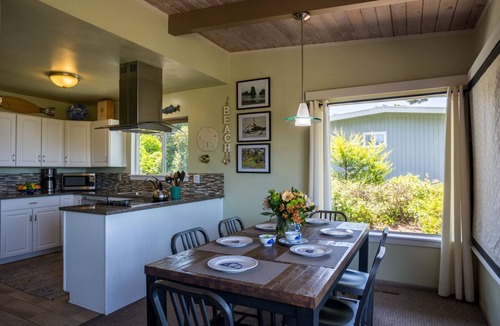 Seal Rock House | Ocean Front! Hot Tub! Dog Friendly!