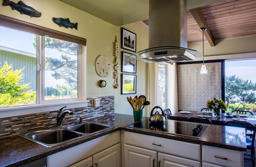 Seal Rock House | Ocean Front! Hot Tub! Dog Friendly!