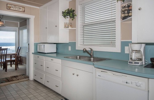 Lincoln City House | OCEAN FRONT KILLER VIEW, HOT TUB, WALK TO CASINO