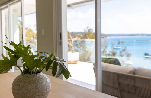 Bundeena House | Ocean Front Luxury The Lambeth Walk