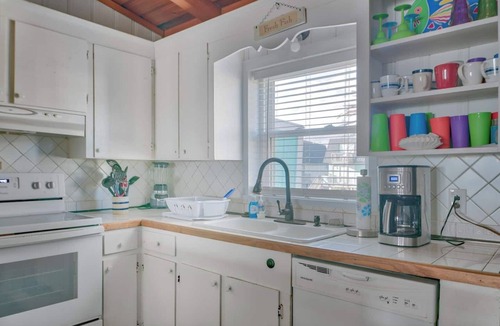 Long Beach House | Ocean front,pet friendly,fenced yard