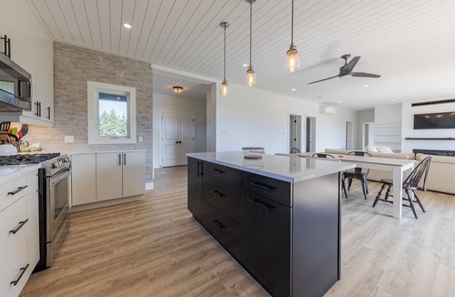 Stratford House | Ocean front, private beach, new modern, minutes to Town, lovely quiet seclusion