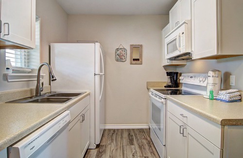 Port Aransas Condo | Ocean Getaway is a 1 bedroom condo in the heart of Port Aransas. Ocean View from