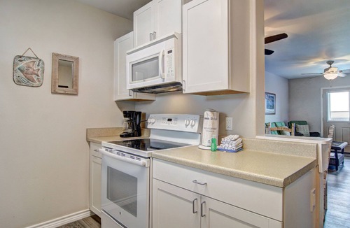Port Aransas Condo | Ocean Getaway is a 1 bedroom condo in the heart of Port Aransas. Ocean View from