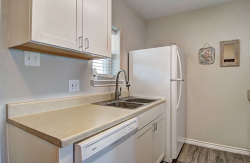 Port Aransas Condo | Ocean Getaway is a 1 bedroom condo in the heart of Port Aransas. Ocean View from