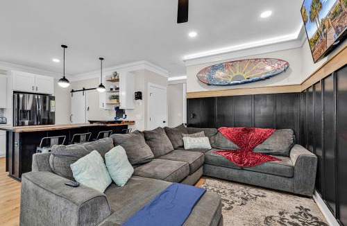 Surfside Beach House | Ocean Lakes getaway 6bd with arcade game table