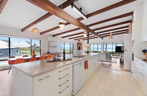 Middleton House | OCEAN OASIS – Panoramic Sea Views