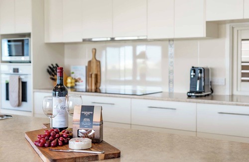 Middleton House | OCEAN OASIS – Panoramic Sea Views