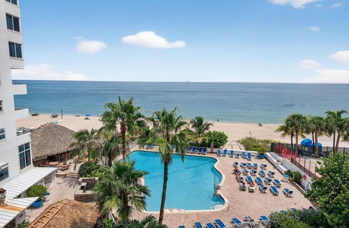 Galt Mile Apartment | Ocean Oasis