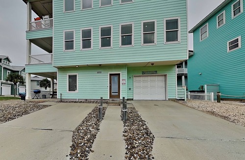 Sand Point House | Ocean Outlook | Spacious Home + Community Pool