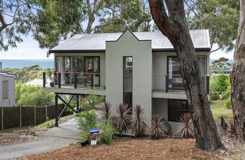 Lorne House | Ocean's Course - Pets Welcome