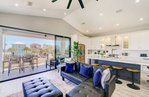 Painters Hill House | Ocean Shore Villa - Summer Paradise- pool and beach!