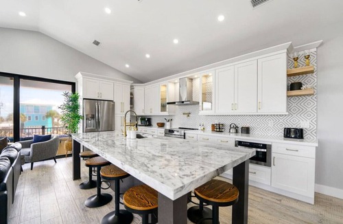 Painters Hill House | Ocean Shore Villa - Summer Paradise- pool and beach!