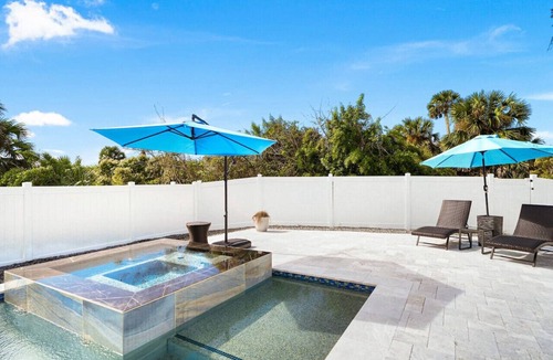 Painters Hill House | Ocean Shore Villa - Summer Paradise- pool and beach!