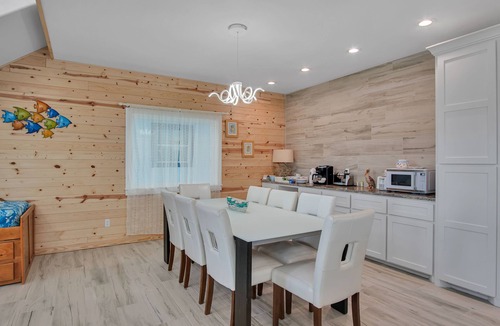 Leeward Sands House | Ocean Spirit | Near the Beach, Shopping + Dining!