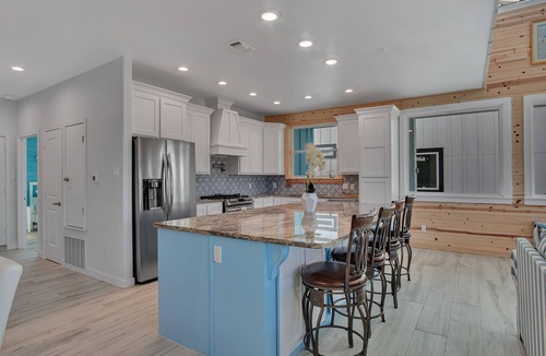 Leeward Sands House | Ocean Spirit | Near the Beach, Shopping + Dining!