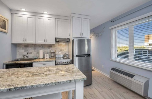 Napeague Apartment | Ocean theme Balcony-View Studio Apt w/1 BTH & Tub