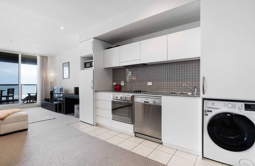 Glenelg Apartment | Ocean View 1BR Private balcony OAKS PIER