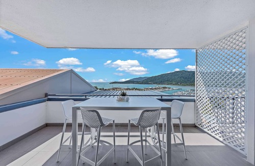 Airlie Beach Apartment | Ocean View 49 King Bed Spa Pool Wi-Fi
