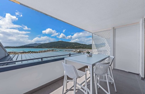 Airlie Beach Apartment | Ocean View 49 King Bed Spa Pool Wi-Fi
