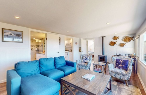 Fort Bragg House | Ocean View Apartment - Beach Access, Yard, Bikes