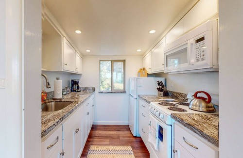 Fort Bragg House | Ocean View Apartment - Beach Access, Yard, Bikes