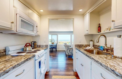 Fort Bragg House | Ocean View Apartment - Beach Access, Yard, Bikes