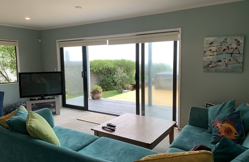 Raumati South House | Ocean view Bach