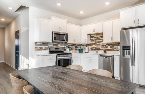 Ocean View House | Ocean View Beach Club Home w/pool & sauna, central AC, free WiFi, fitness center