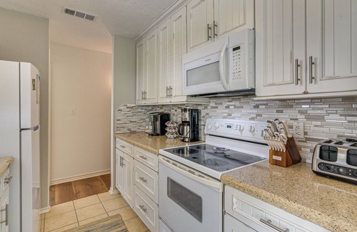 Isla Del Sol House | Ocean-View Beach House in Galveston, Dogs Welcome!
