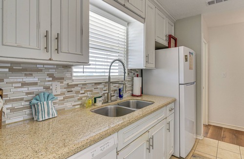 Isla Del Sol House | Ocean-View Beach House in Galveston, Dogs Welcome!